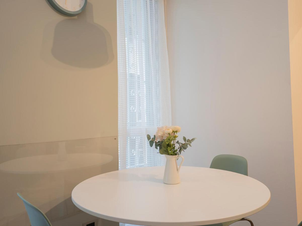 I Host Apartment - Montesuello 9 Milan Bagian luar foto